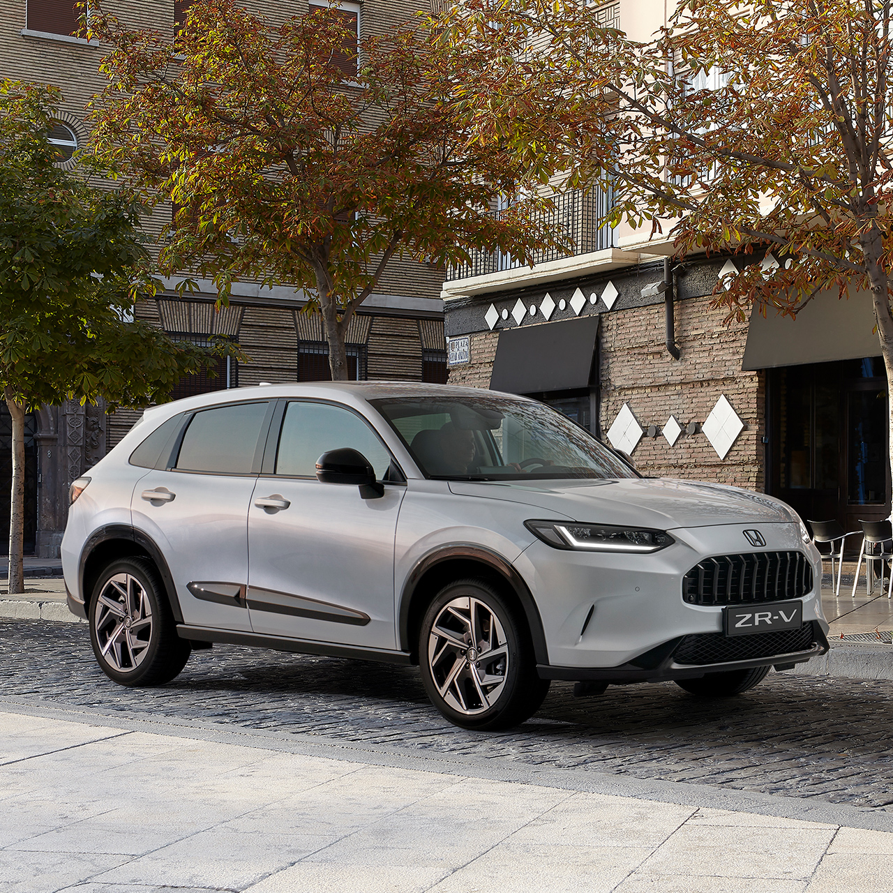 Driekwart vooraanzicht Honda ZR-V met Premium Black Pack in de stad.